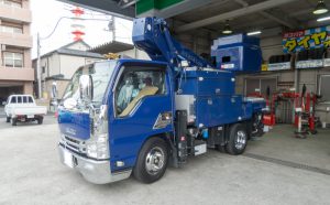 いすずのエルフ2トントラックにおすすめ！メッキホイールを装着しました[16インチ]