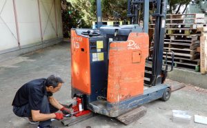 リーチフォークリフト用タイヤを交換しました。［127×80］